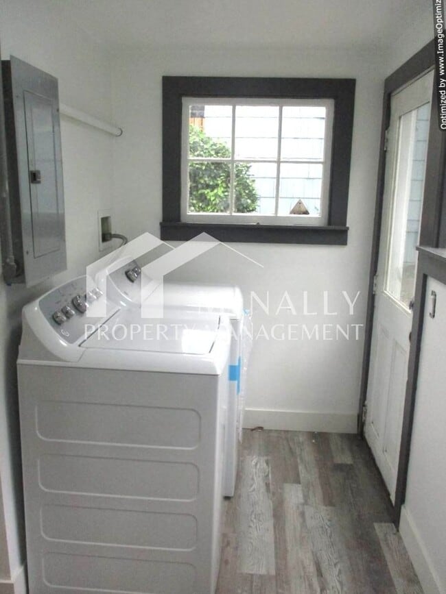 Building Photo - North Tacoma Home with Old World Charm