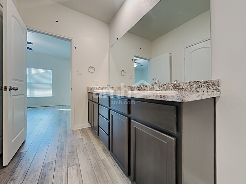 Building Photo - 1211 Treeta Trail