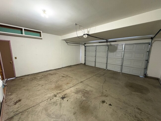 Building Photo - 2 Story Home Near Shopping Center Rent Ready!