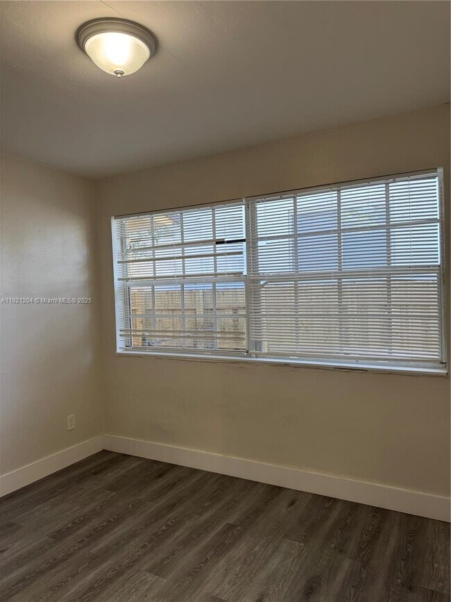 Building Photo - 522 NW 13th Ave