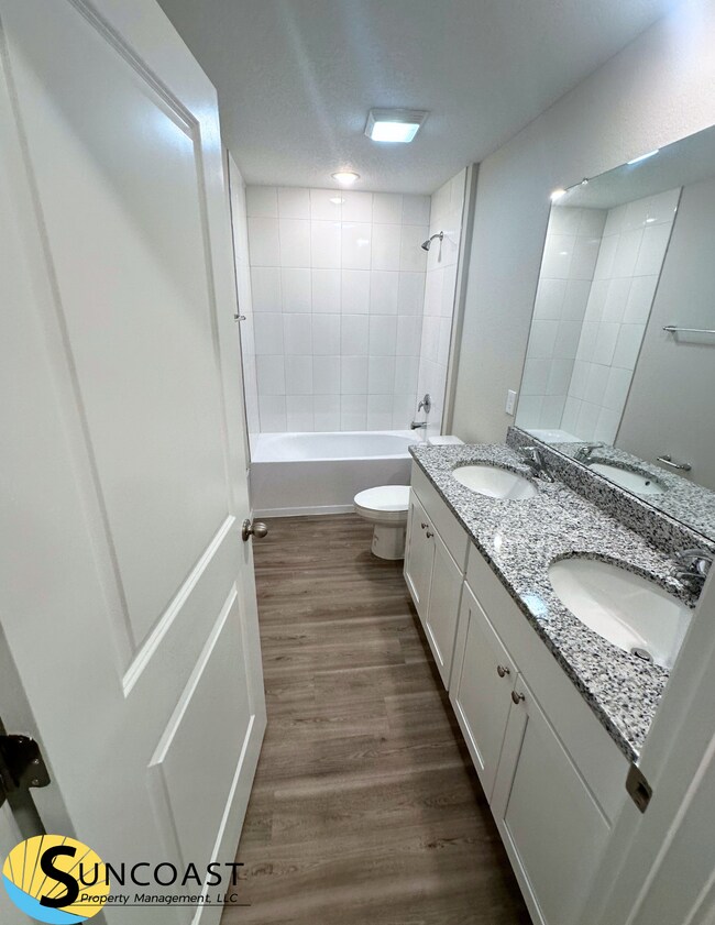 Building Photo - Elegant 4 Bedroom Off Collins!