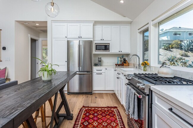 Building Photo - 727 Sonrisa St