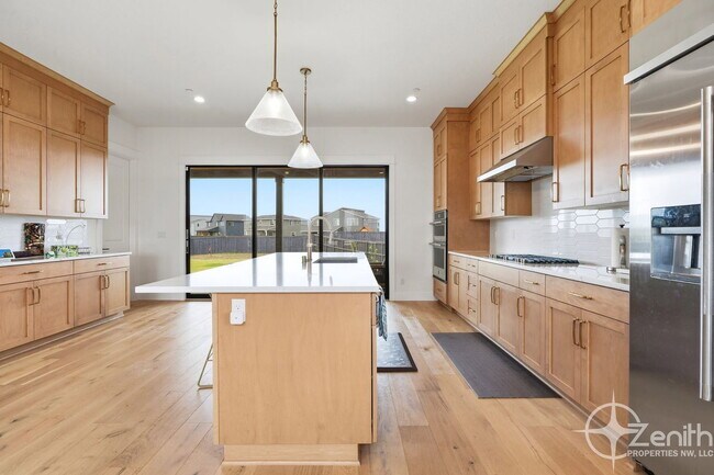 Building Photo - 382 W Fir Lp