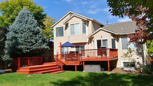 Building Photo - Beautiful 3 Bedroom Home Available in Sept...