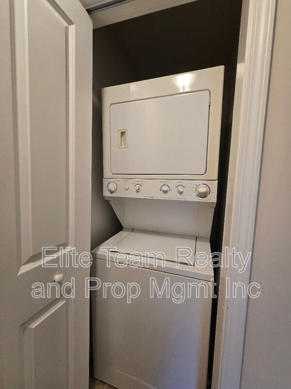 Building Photo - 1207 Green Oaks Ln