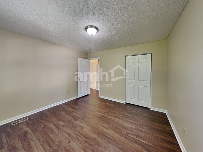 Building Photo - 2419 Hoose Dr