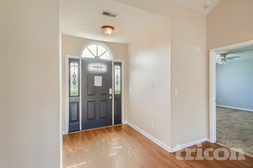 Building Photo - 128 Royal Garden Dr