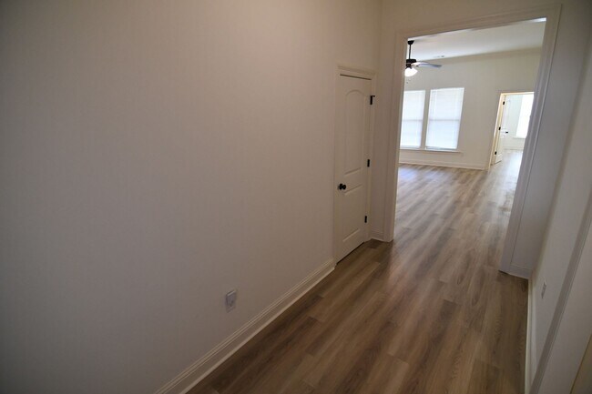 Building Photo - Trendy, 3 bedroom, 2 bath home in coveted Kenilworth Crossing Community near LSU
