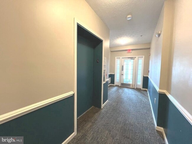 Building Photo - Beautiful 2 bedroom 2 baths condo in the gated community of Chestnut Point.