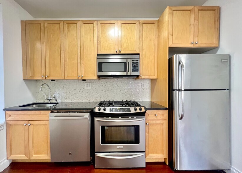 Building Photo - 609 W 137th St