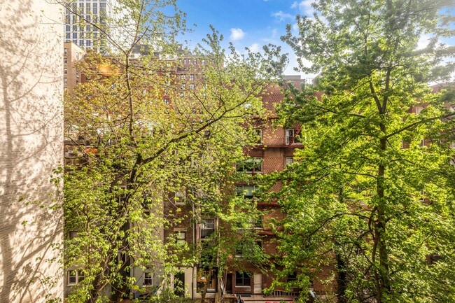 Building Photo - 222 W 71st St