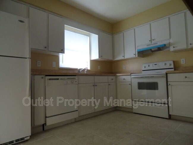 Building Photo - 7526 University Garden Dr