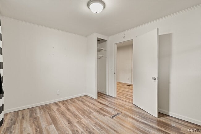 Building Photo - 1522 Valley Dr