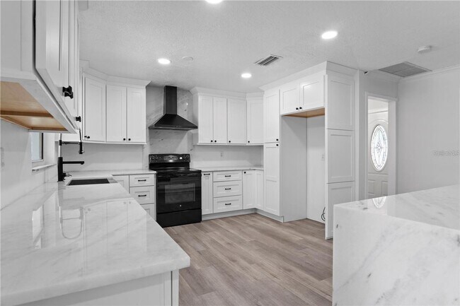 Building Photo - 904 Carvell Dr