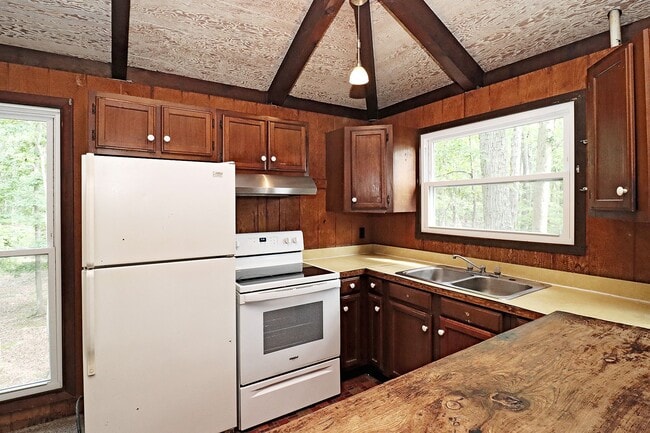 Building Photo - Private & Peaceful Living on 3 Wooded Acres