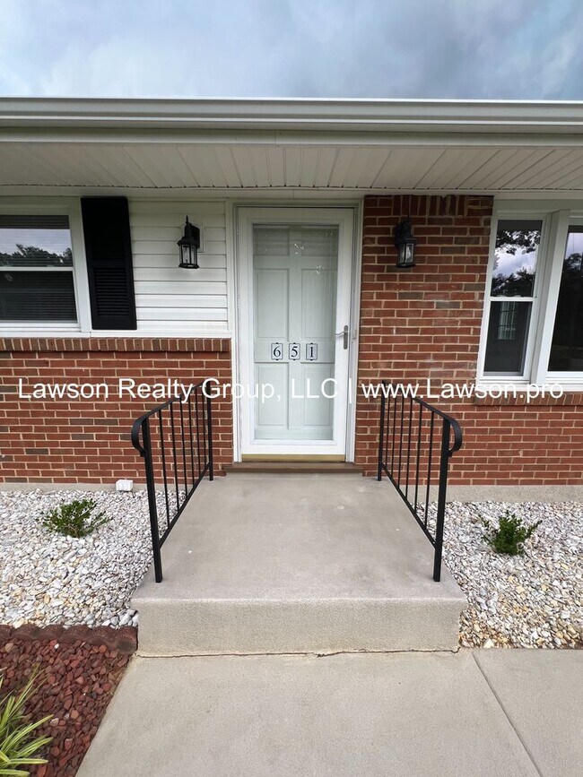 Building Photo - Very Nice Updated Ranch in Salem (Glenvar ...