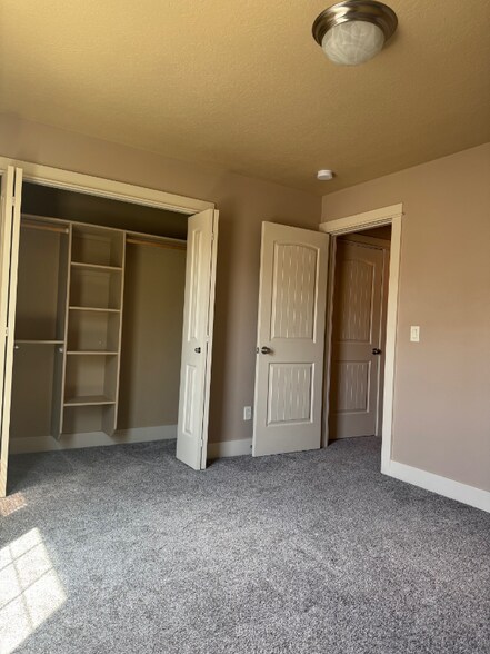 Building Photo - 894 E Shadow Creek Ln