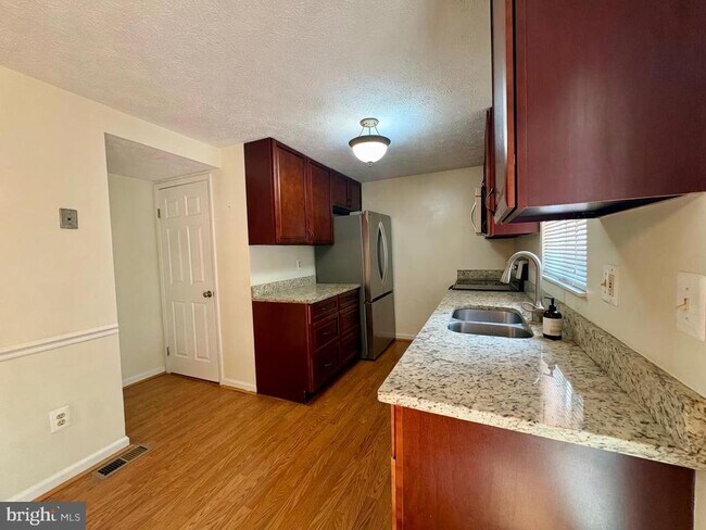 Building Photo - 8112 Parkdale Ct