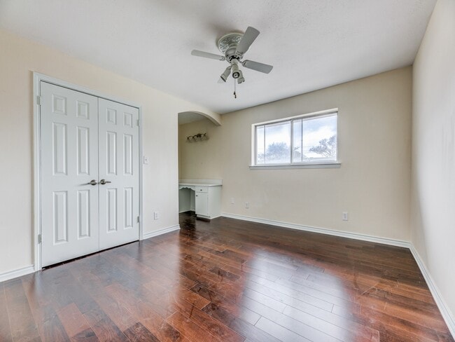 Building Photo - 5833 Sandhurst Ln