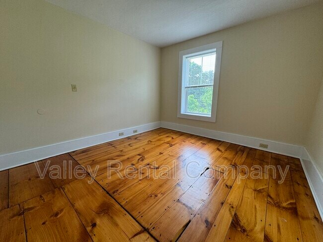 Building Photo - 28 School St