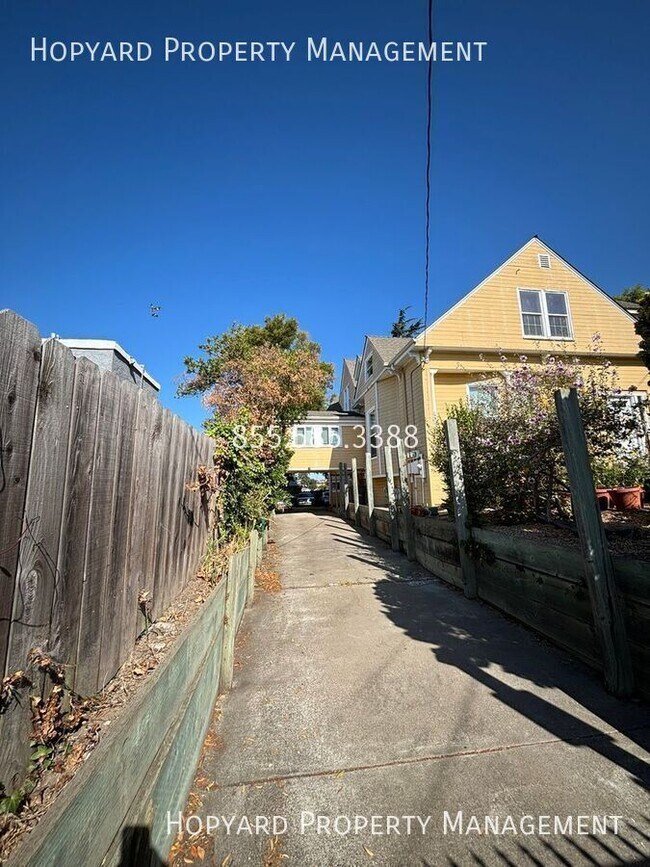 Building Photo - 3115 Stuart St