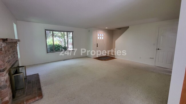 Building Photo - Stunning Home in Tranquil SW Neighborhood
