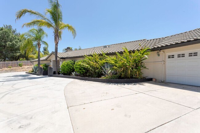 Building Photo - RANCH STYLE POOL HOME ON 2+ ACRES IN THE H...
