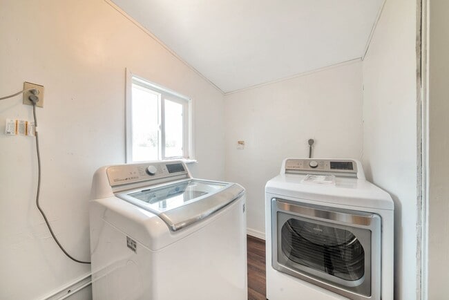 Building Photo - Great 6 Bedroom home near ASU with large BASEMENT