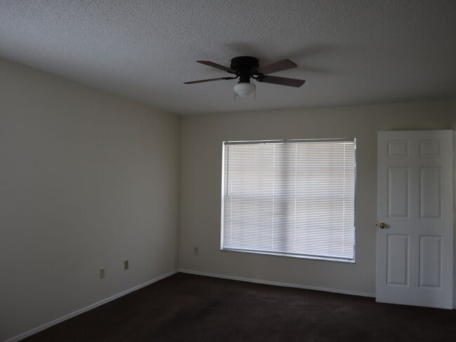 Building Photo - 3 Bedroom 2 Bath 2 Car Garage Deltona