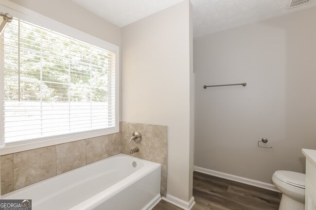 Building Photo - 125 Waters Edge Dr