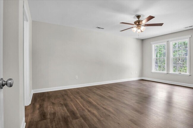 Building Photo - 3 Bedroom 2.5 Bathroom Home