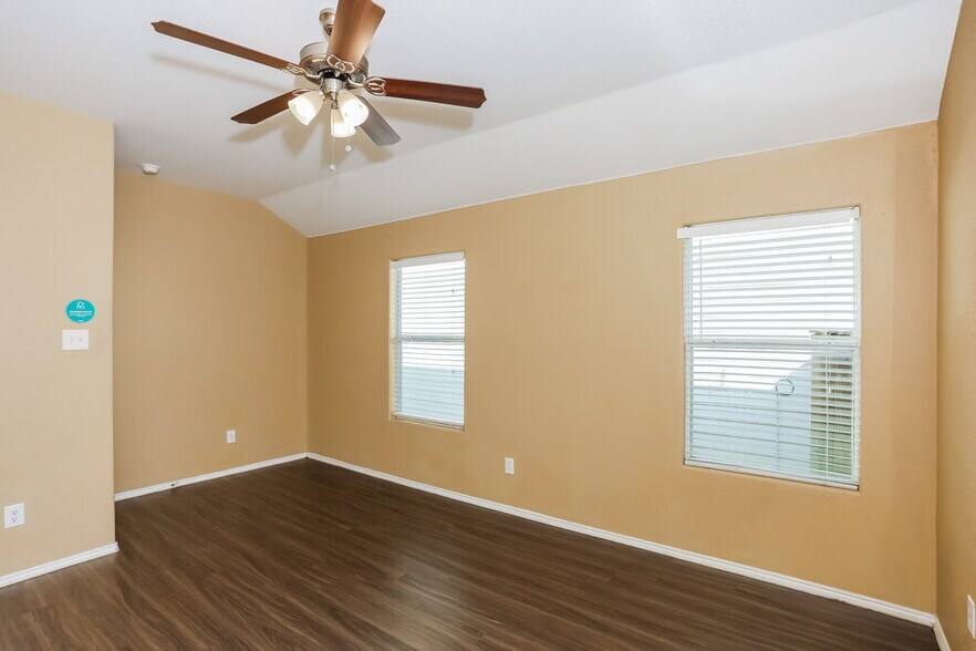 Building Photo - 144 Triumph Rd