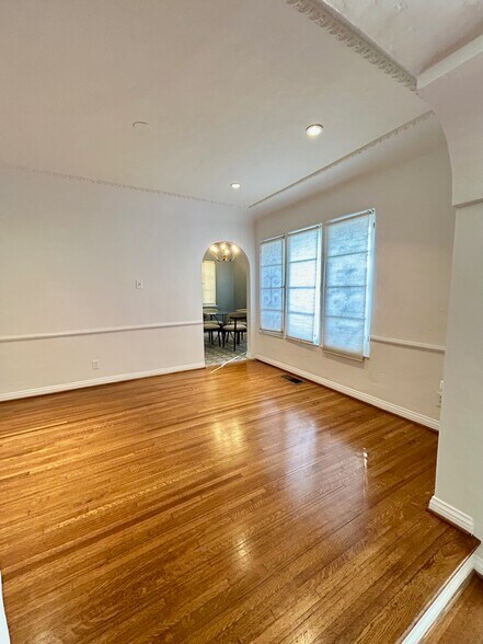 Multiple windows in the dining room - 8673 W Olympic Blvd