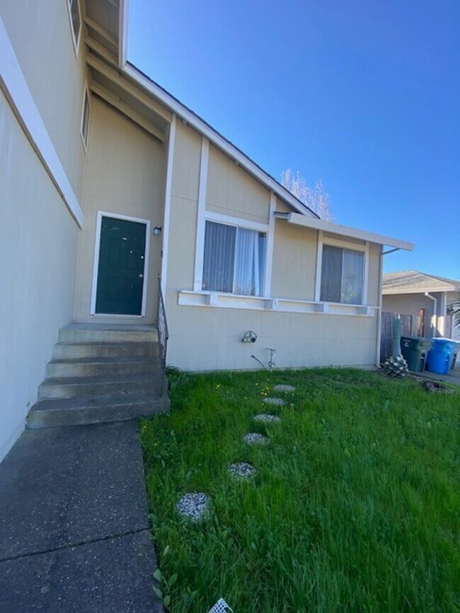 Building Photo - Spacious 3 Bed/2 Bath Duplex~ PG&E & Water...