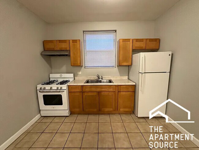 Building Photo - 6343 N Claremont Ave