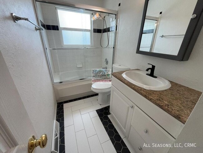 Building Photo - 4715 La Cresta Dr