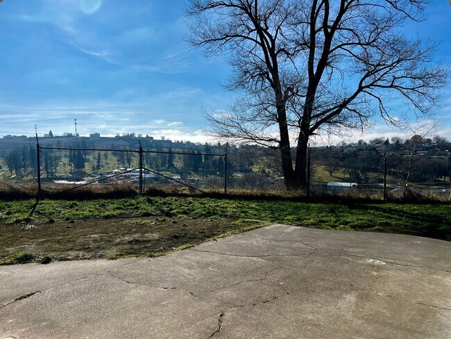 Building Photo - 3-Bedroom Home on Corner Lot with a View!