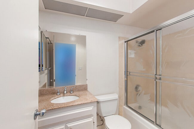 Building Photo - HUGE 2BD/2BA CONDO IN MISSION HILLS - AMAZ...