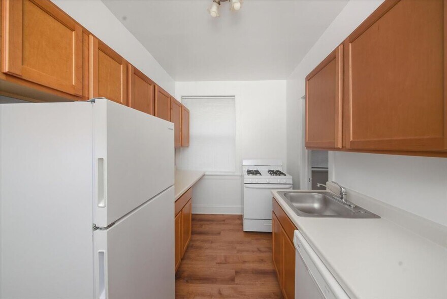 Building Photo - 735 Hinman Ave