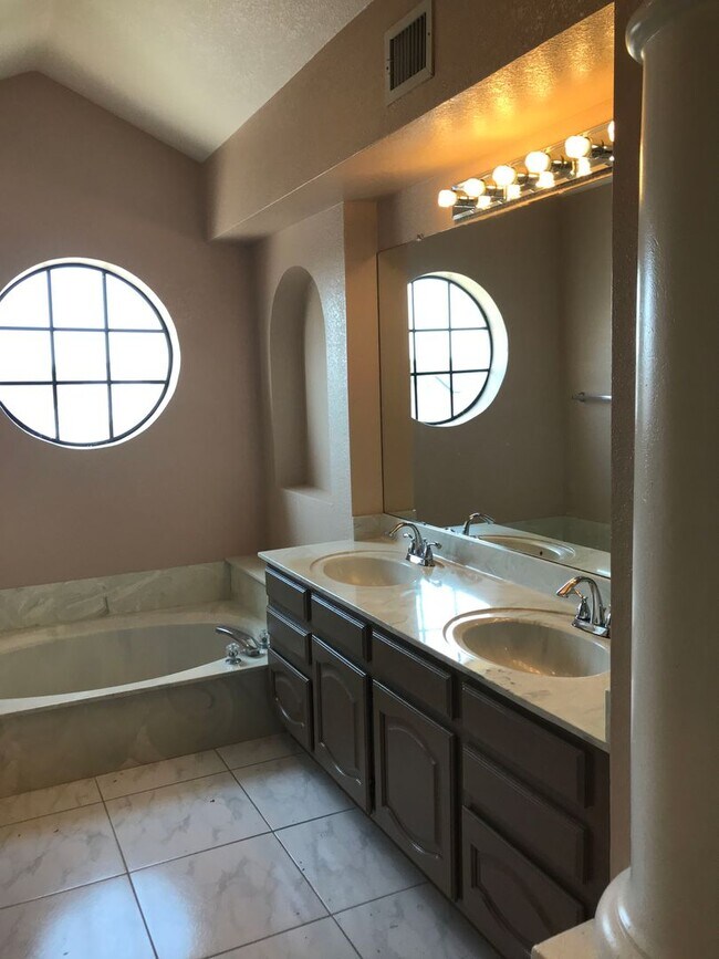 Building Photo - 3329 E Wescott Dr