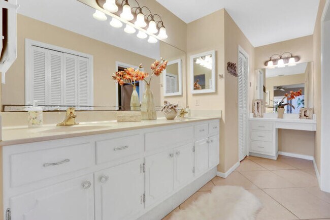 Building Photo - 434 French Royale Cir