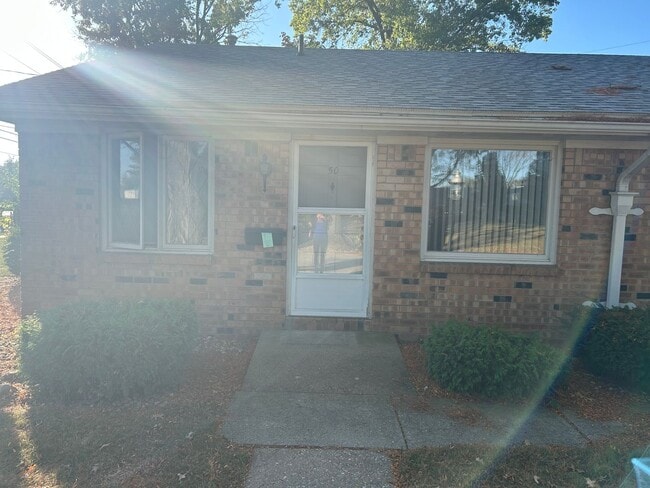 Primary Photo - Colonial Gardens Apartments