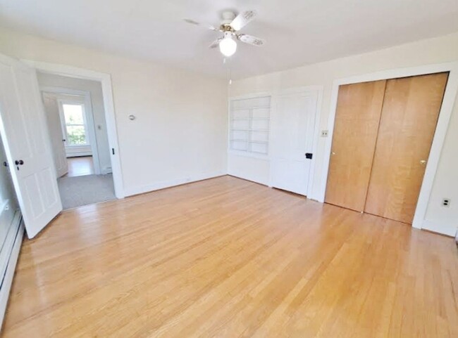 Building Photo - 3 Bed / 1-1/2 Bath Single Family w/2 Car G...