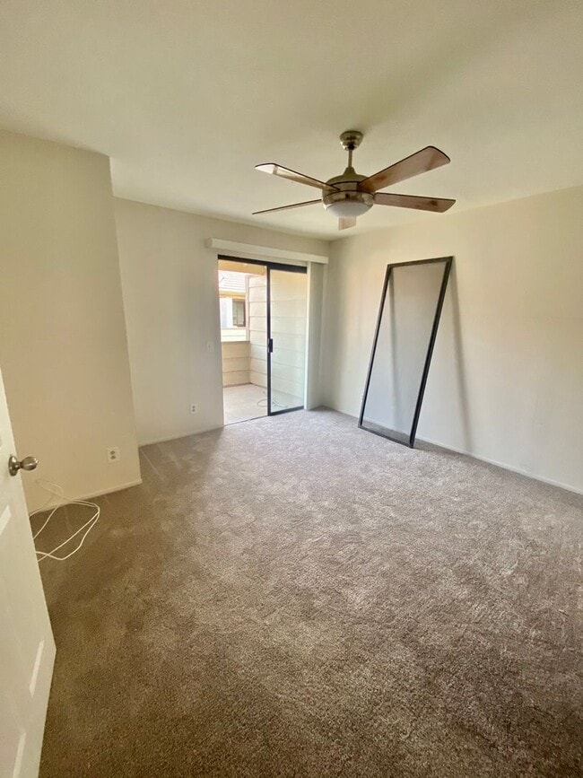 Building Photo - Thousand Oaks- Three Bedroom Condo