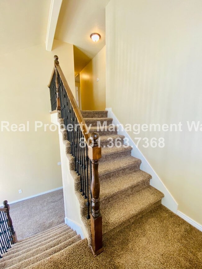 Building Photo - 5 Bedroom 3 Bathroom Riverton Home!