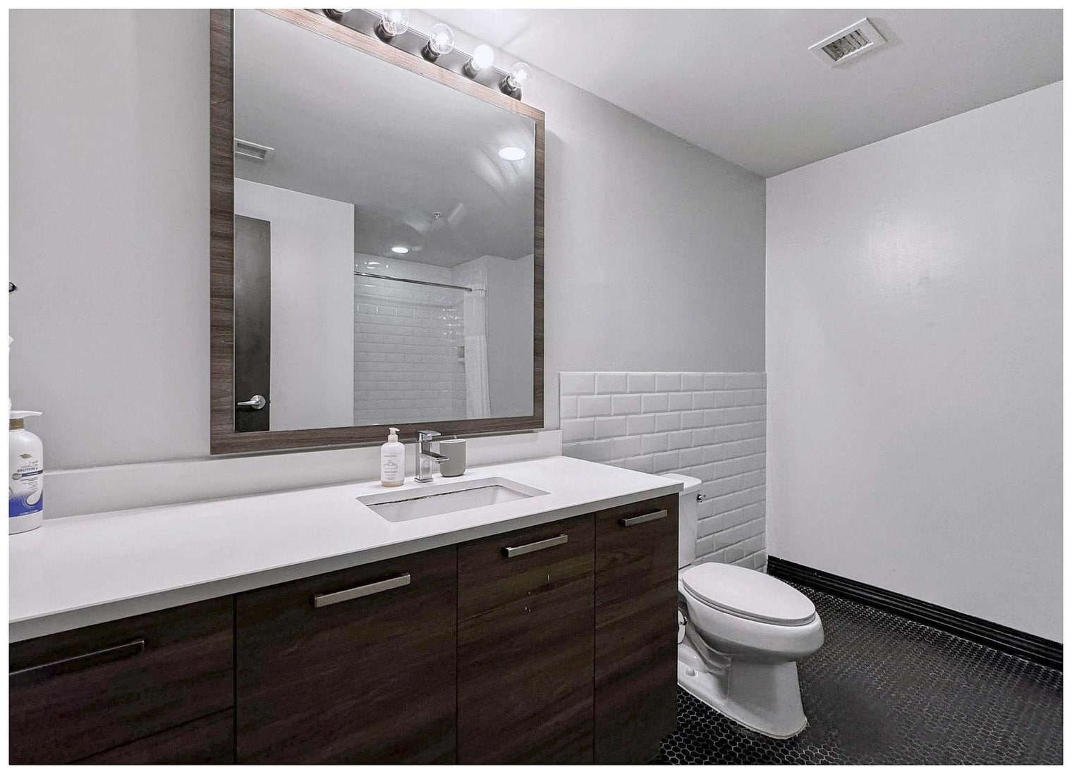 Building Photo - 555 Evergreen St