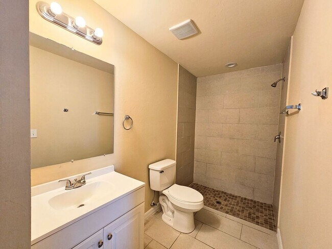 Building Photo - Charming 3BR/2BA