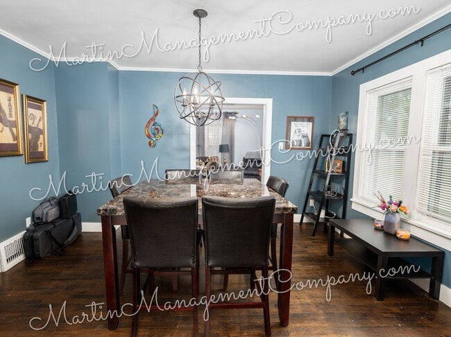 Building Photo - 906 S Barrett Ave