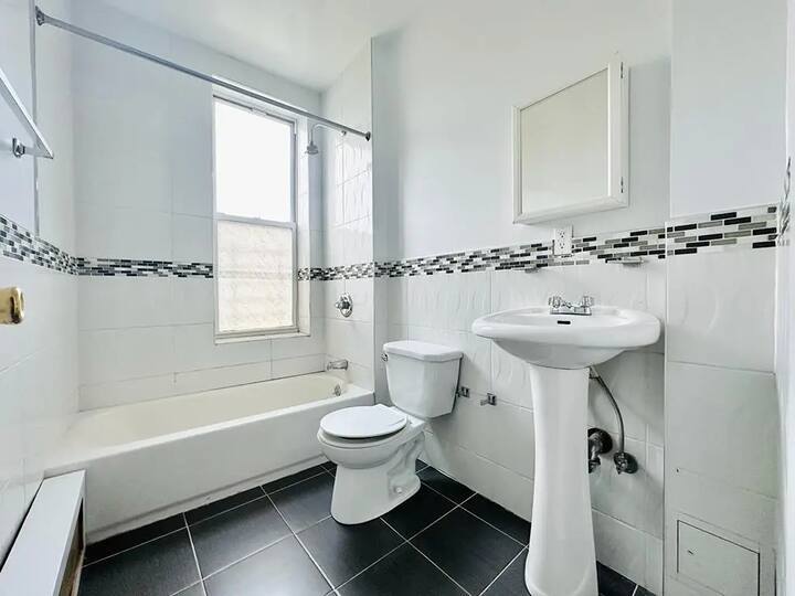 Building Photo - Furnished room/NOT APARTMENT