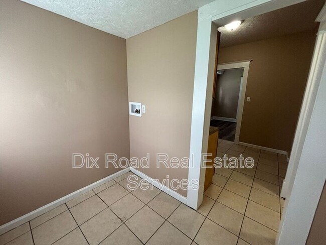 Building Photo - 208 Garfield St
